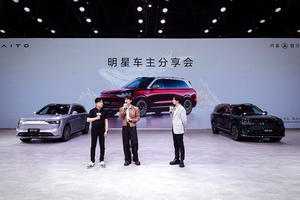 王铮亮分享新豪华用车体验 问界M9闪耀2025重庆国际车展