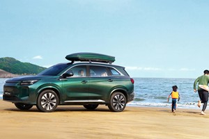 赛力斯开始发力了！7座中型SUV续航1300km，油耗0.94L，才7.98万