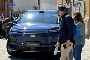全新吉利银河M9实车现身街头！综合续航超1500km