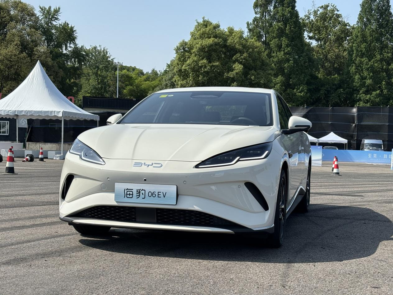 停车比老司机还稳！试驾海豹06EV：12万真能买到这些？