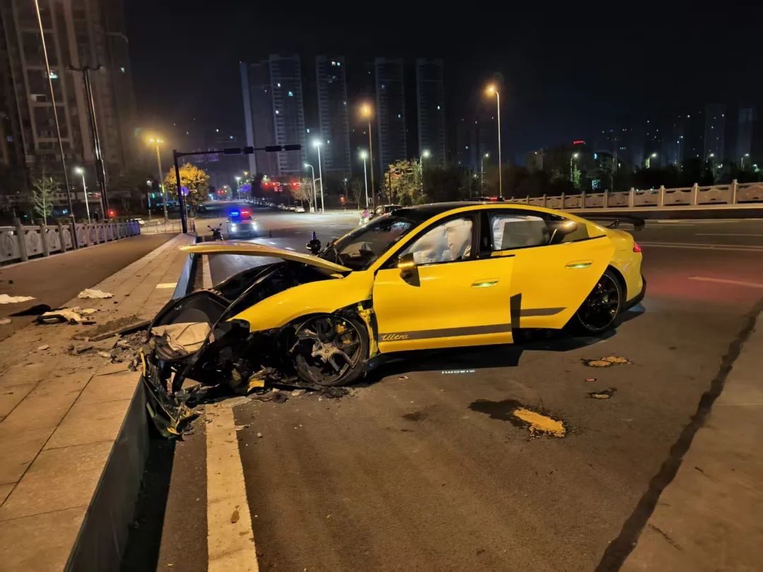 小米SU7路口连撞16车！车主已被警方控制