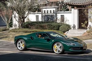 法拉利296GTB 绿外/棕内：一台兼具性能与优雅的超跑