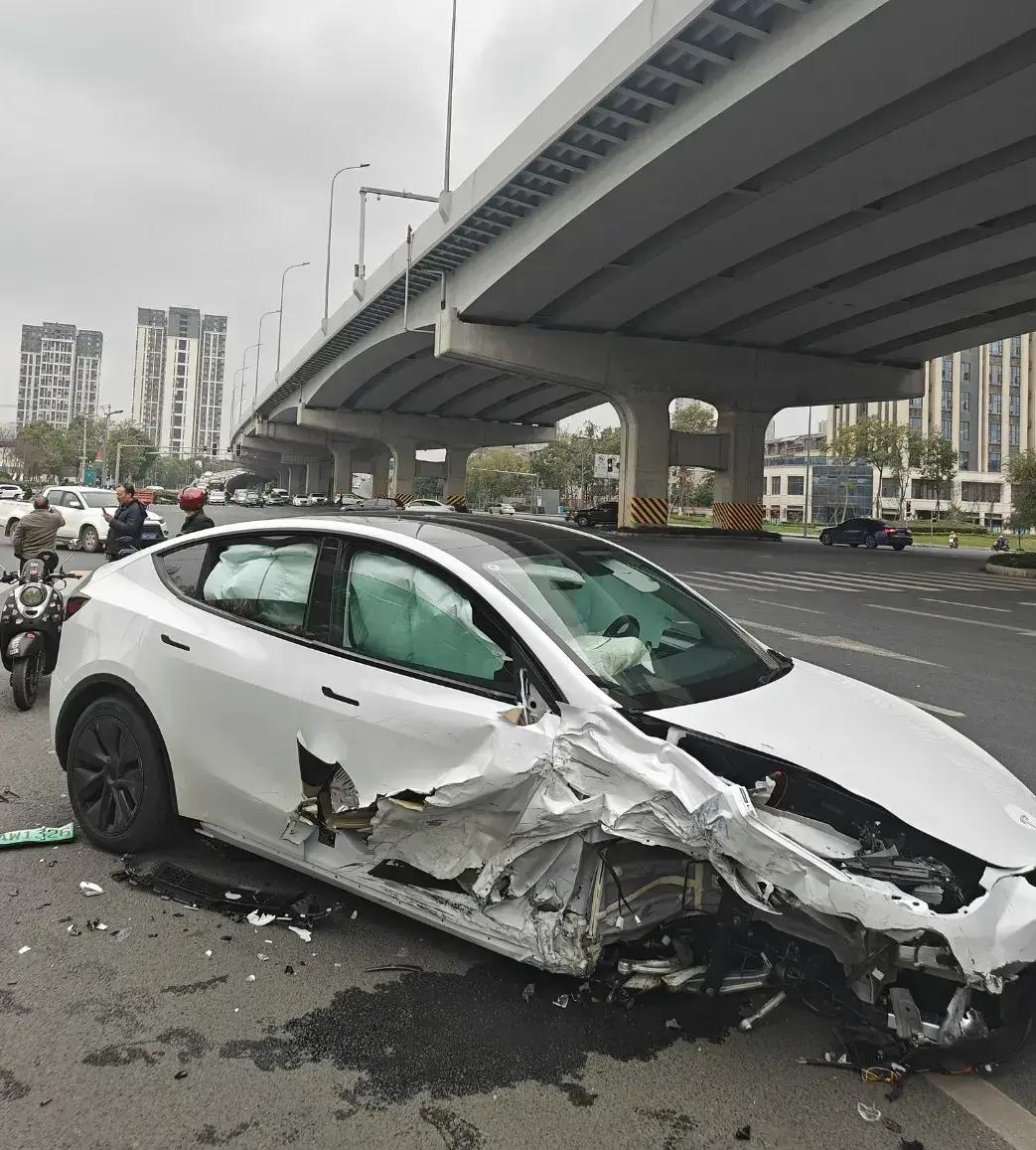 为什么同价位的燃油车和新能源车的保费，居然能相差一倍！？