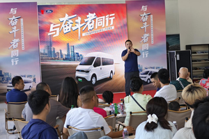 与奋斗者同行-江铃E福顺明窗版  上市品鉴会成都站