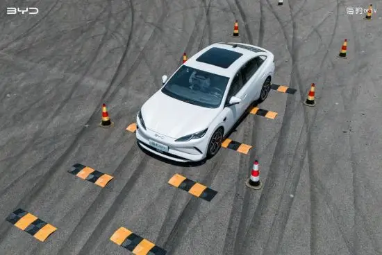 家用轿跑新选择，比亚迪海豹 06EV 首试，操控灵动，智能随行