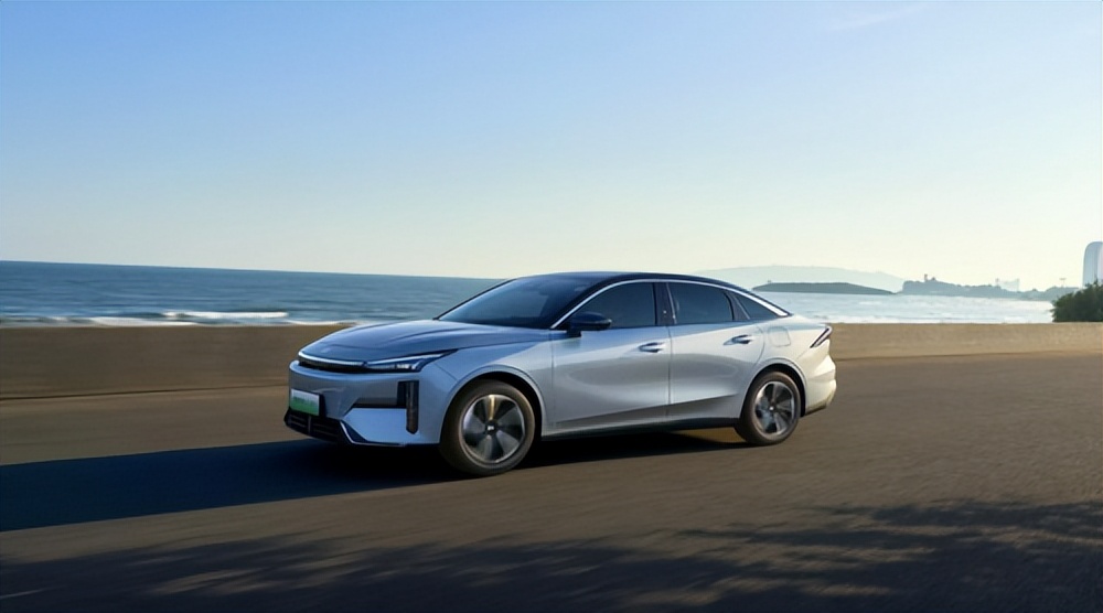 每月省出咖啡钱！银河 L6 EM-i 2.9L 油耗 + 六大权益，6.98 万起超划算
