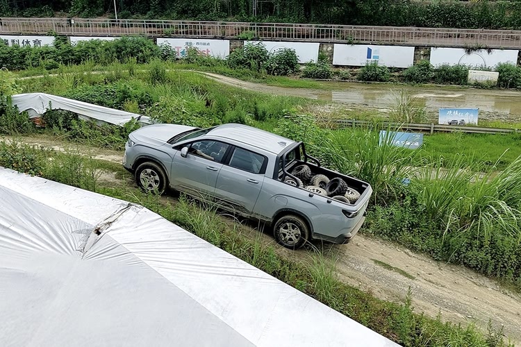 13.98万起+1068km续航！吉利雷达混动皮卡：每公里3毛省出一台五菱