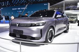 岚图FREE+化身“移动电站” 街头紧急救援特斯拉获全网点赞