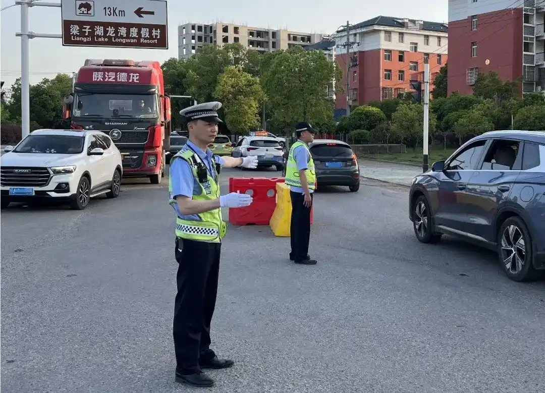 拦截醉驾车辆被顶行超过600米的交警殉职，驾驶汽车万万不可冲动