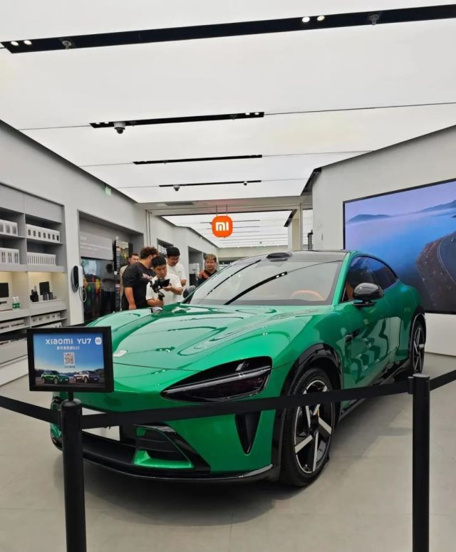 YU7领衔！小米最强新品阵容解析，满血小折叠和AI眼镜一起来！