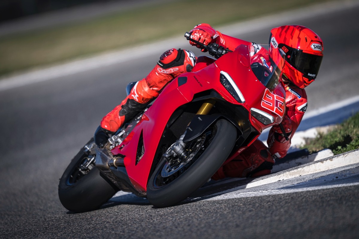 杜卡迪全新Panigale V2耀目登场 Panigale家族双星聚首共续荣耀