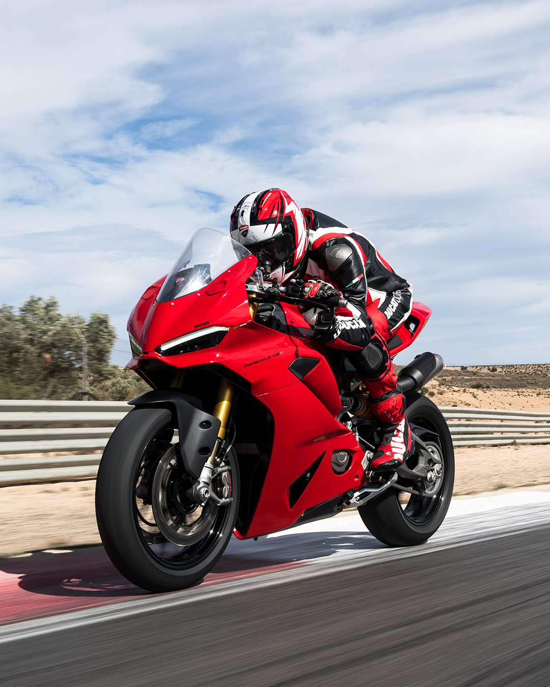 杜卡迪全新Panigale V2耀目登场 Panigale家族双星聚首共续荣耀