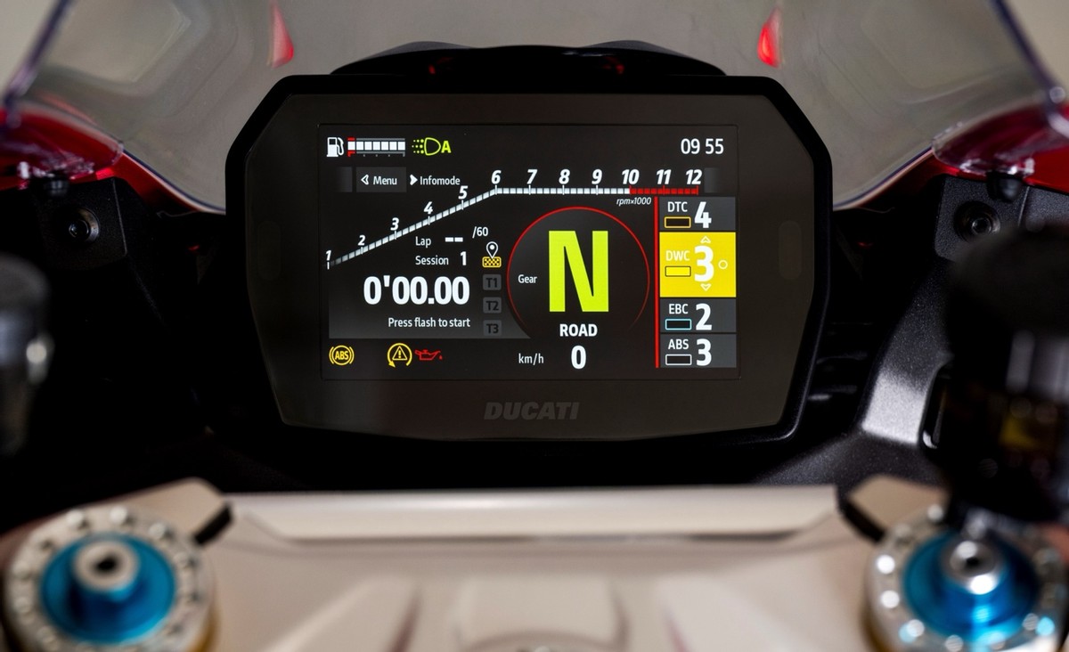 杜卡迪全新Panigale V2耀目登场 Panigale家族双星聚首共续荣耀
