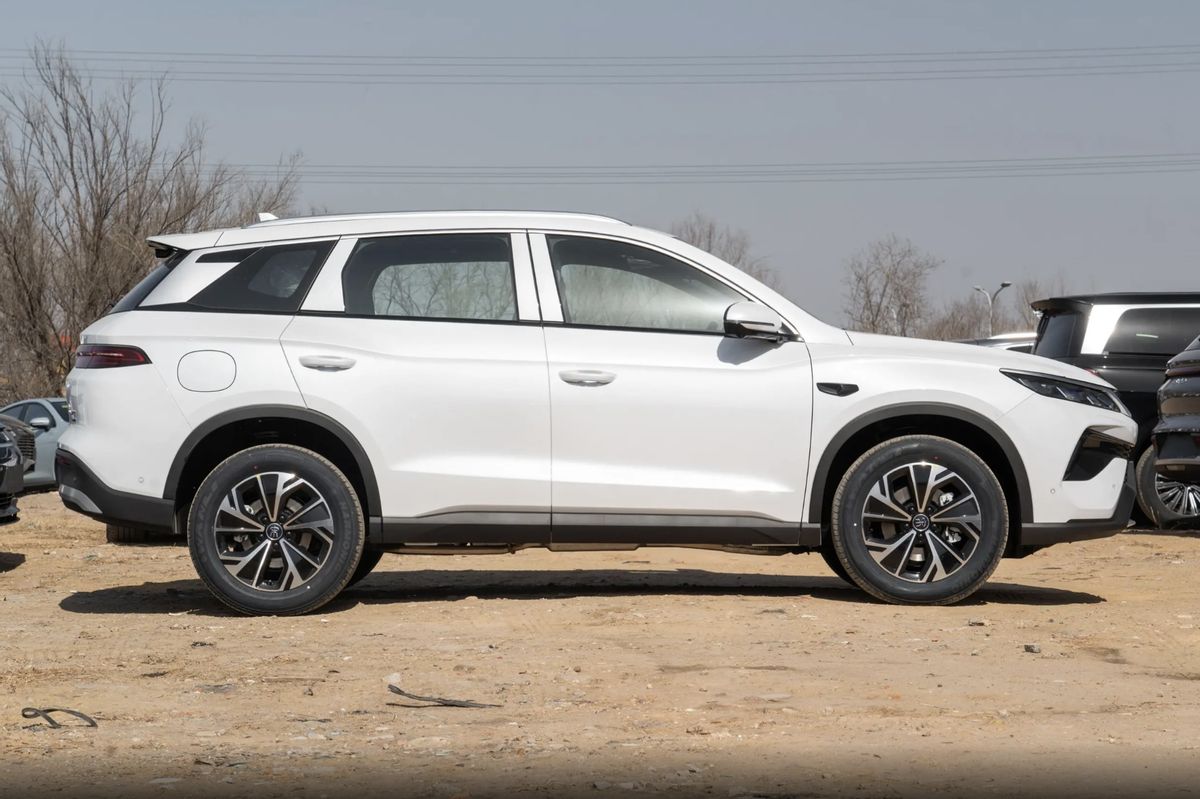 10万出头预算，UNI-Z PHEV vs 宋Pro，谁能满足年轻家庭的既要又要？