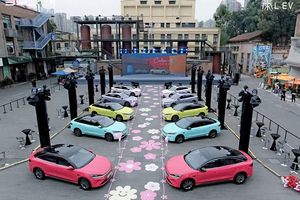 秦L EV“多巴胺”改色车膜空降成都 这届颜值控已被硬控