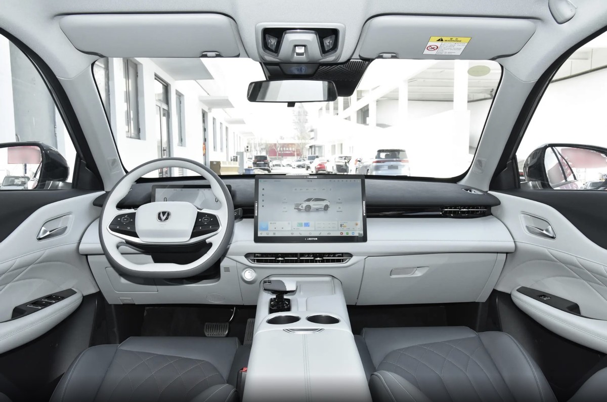 10万出头预算，UNI-Z PHEV vs 宋Pro，谁能满足年轻家庭的既要又要？