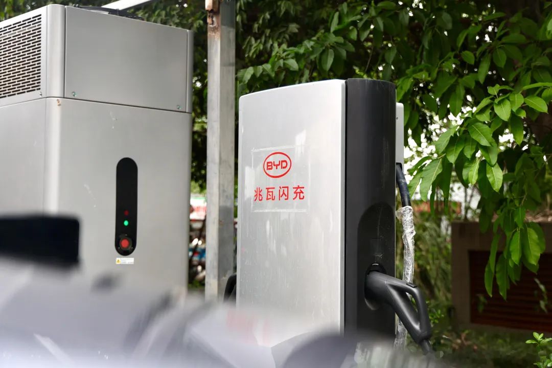 一盆冷水！固态电池成本曝光，车价很难低于40万，还是比亚迪厚道