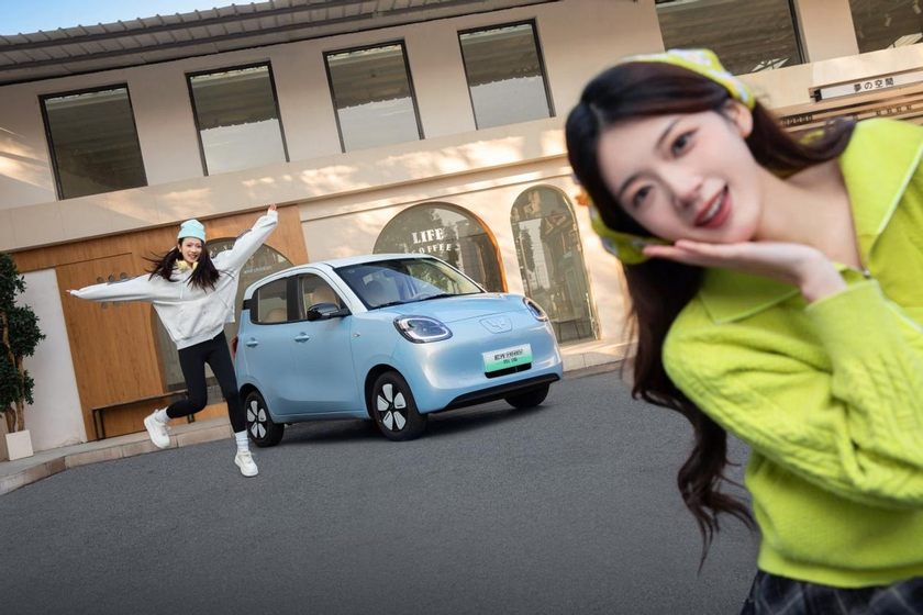 宏光MINIEV × 伊利牧场“菱”感“莓”好限定店亮相春熙路