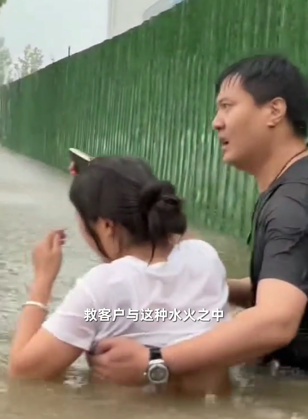 最强售后诞生：南召暴雨导致水淹车，五菱团队救车主于危难