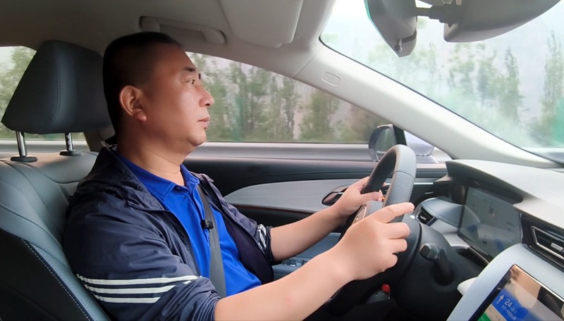 用料扎实，续航长且支撑性好，试驾红旗H5 PHEV