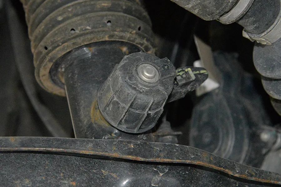 深蓝G318拆车：别看是非承载车身，这底盘也够“野”的！