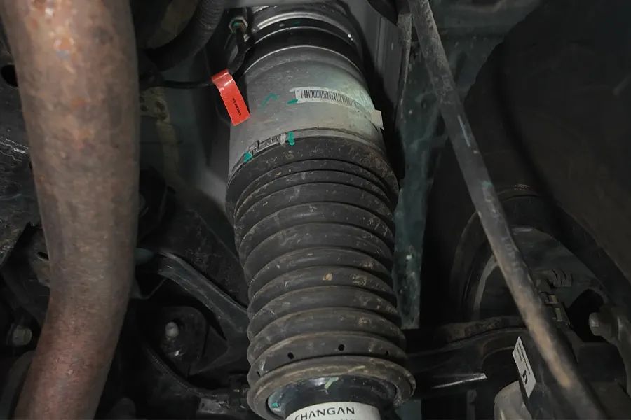 深蓝G318拆车：别看是非承载车身，这底盘也够“野”的！