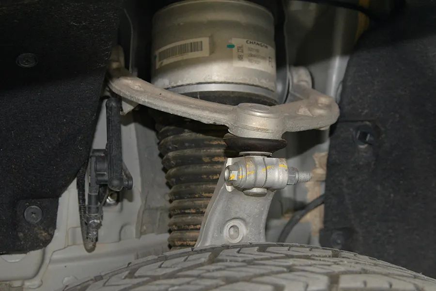 深蓝G318拆车：别看是非承载车身，这底盘也够“野”的！