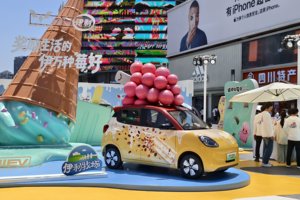 前方“糕能”！五菱宏光MINIEV 携手伊利牧场为蓉城夏日送清凉