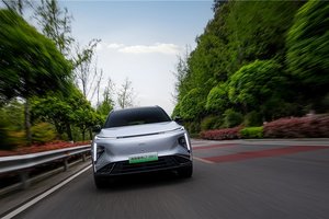 双五星安全认证，吉利银河L7 EM-i 以9.98万起的价格守护家庭出行