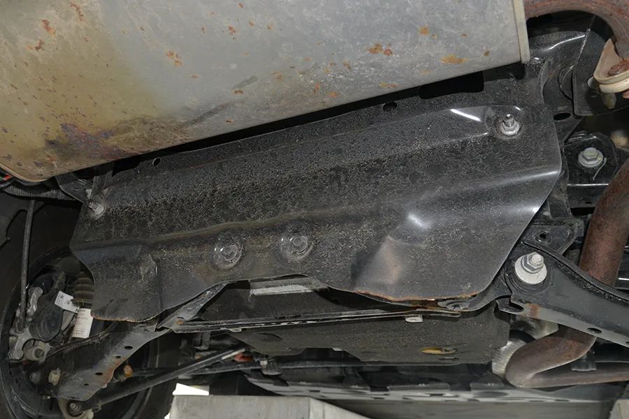 深蓝G318拆车：别看是非承载车身，这底盘也够“野”的！
