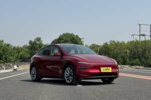 长测试驾特斯拉Model Y焕新版，续航719km，智驾出色动力迅猛