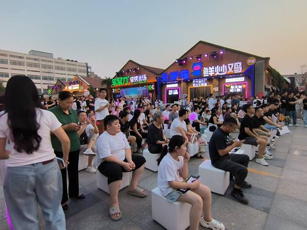 电竞狂欢夜撞上科技座驾！2025款eπ007郑州上市会燃爆夏日
