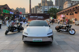 电竞狂欢夜撞上科技座驾！2025款eπ007郑州上市会燃爆夏日