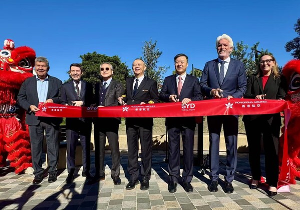 主礼嘉宾于悉尼机场一同剪彩，庆祝悉尼航线正式开通