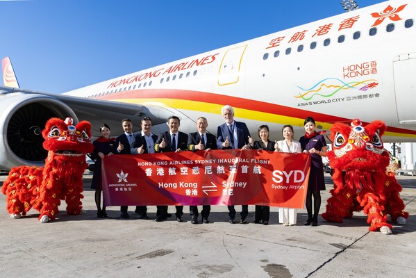 首航航班HX017于当地早上抵达悉尼国际机场，当地安排了传统水炮礼及祝贺仪式