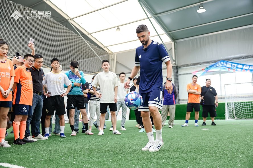 广汽昊铂HL球星见面会燃动上海，传奇球星助阵热血与科技碰撞