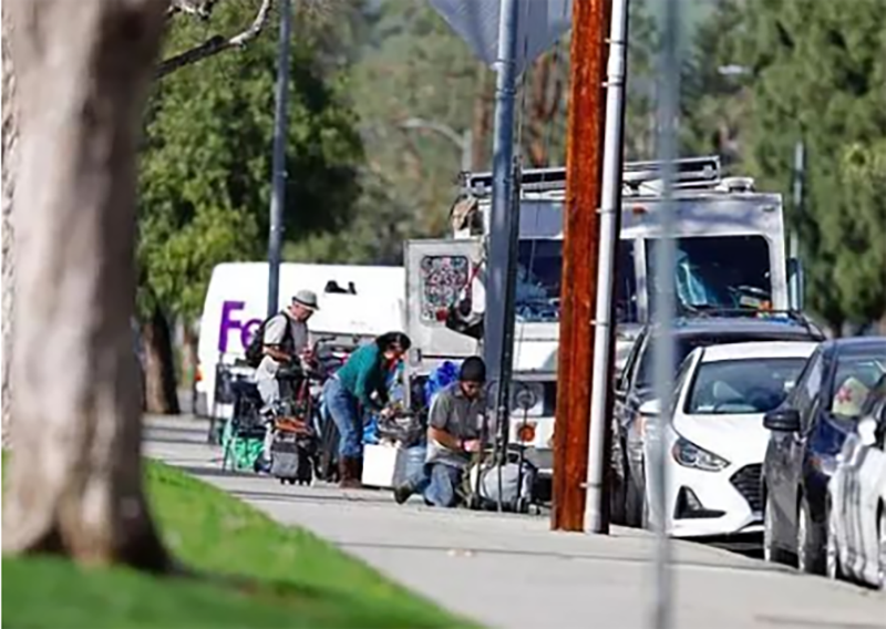程序员住在车里被质疑占用公共资源，该行为应当包容还是禁止呢？