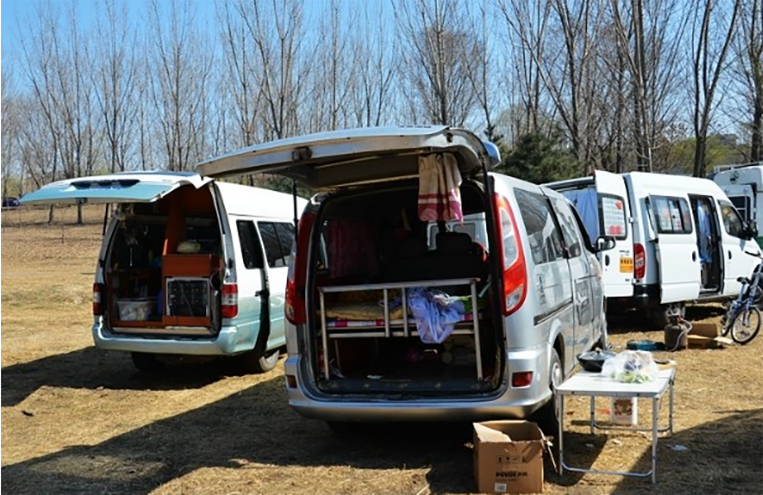 程序员住在车里被质疑占用公共资源，该行为应当包容还是禁止呢？