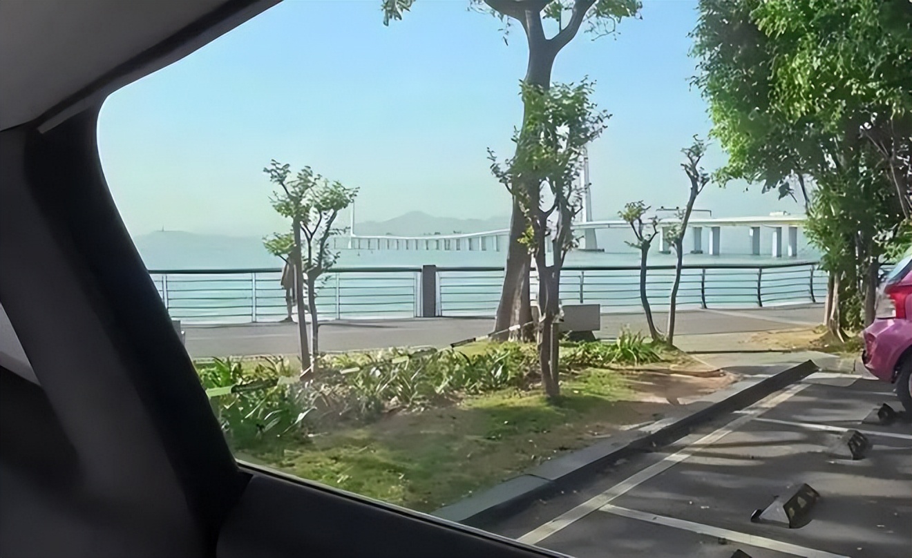 程序员住在车里被质疑占用公共资源，该行为应当包容还是禁止呢？