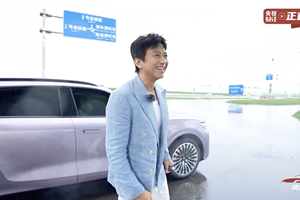 岚图FREE+预售直播贡献名场面！邓超上演雨天飙车，带货杀价强度拉满