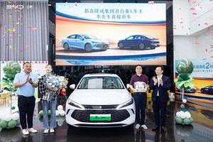 发布即量产!上市即交付! 比亚迪总裁王传福为首批秦L车主交车