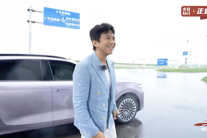 岚图FREE+预售直播贡献名场面！邓超上演雨天飙车，带货杀价强度拉满
