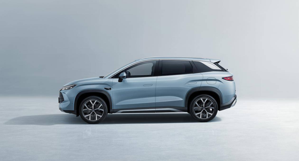 油耗3.9L+续航1500km！宋L DM-i周销榜第二，车主：合资还怎么玩？