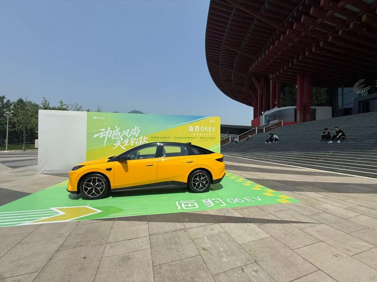 同级唯一搭载云辇-C 10.98万元起比亚迪海豹06EV上市