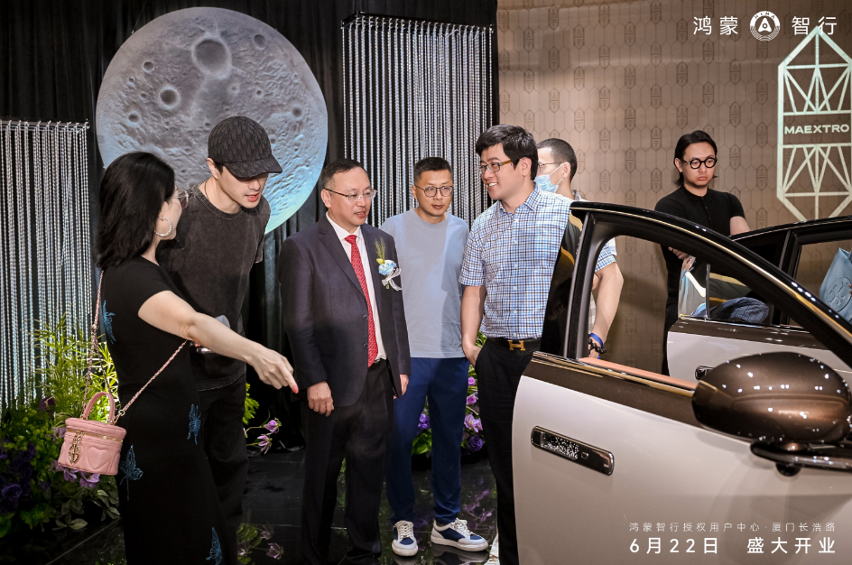 厦门最大鸿蒙智行用户中心！尊界S800亮相，百万排面就靠它