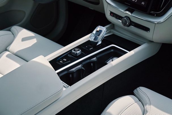 沃尔沃全新XC60焕新上市，限时参考尊享价25.49万元起