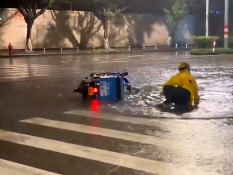 道路标线为何遇水会变滑，行车过程要如何避免失控？