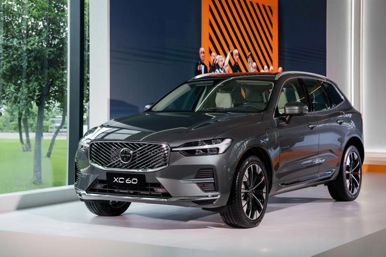 沃尔沃全新XC60插混版上市，35.59万起售顶配上空气悬架