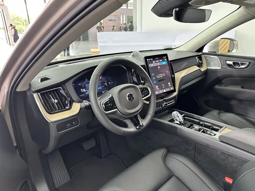 新款沃尔沃XC60插混版上市，尊享价35.49万起