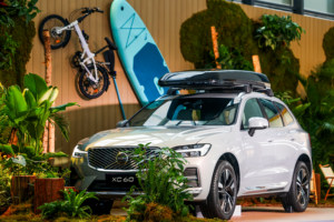 沃尔沃全新XC60用假人剧场讲述真人安全，守护家庭出行。